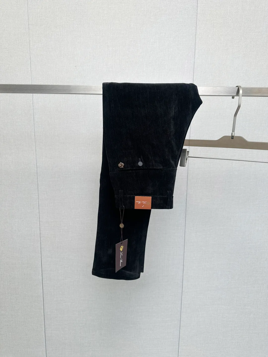 LP latest trade order corduroy slacks! Full condition! ! Customized exclusive corduroy fabric tailoring! The upper body is comfortable and Breathable, not stiff, and the overall body has a rich three-dimensional sense. Quality export order meets the simple needs of commuters for dressing. The upper body effect is very good, slimming, and not picky about the figure. The fabric workmanship is impeccable. Only good craftsmanship and good fabrics can wear a good taste. It is a must-have item for everyone! Size:M-3XL